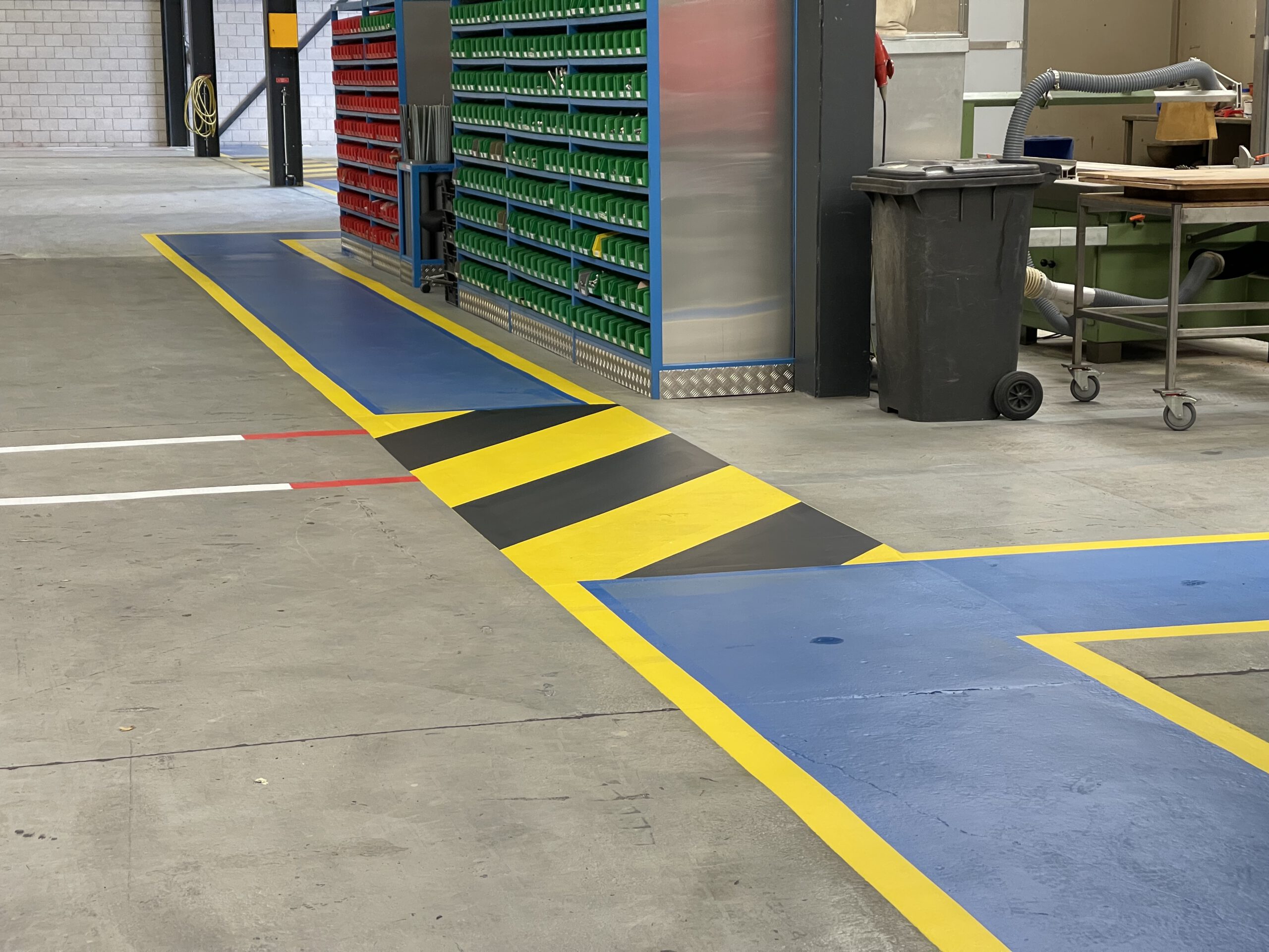 Aanbrengen van belijning en looproutes