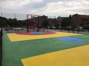 Speeldveld met rood blauw geel en groen