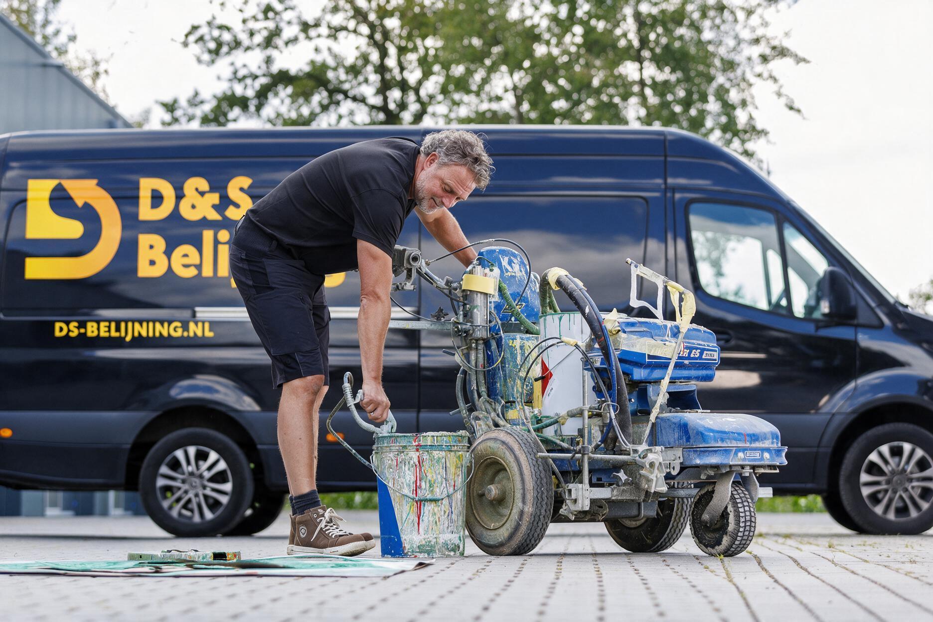 Rolf van DS belijning voor zijn nieuwe bus
