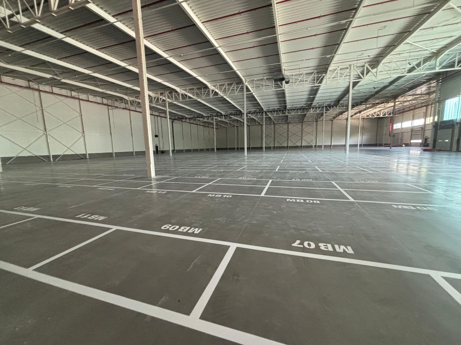 opstelvakken voor pallets en karakters aangebracht